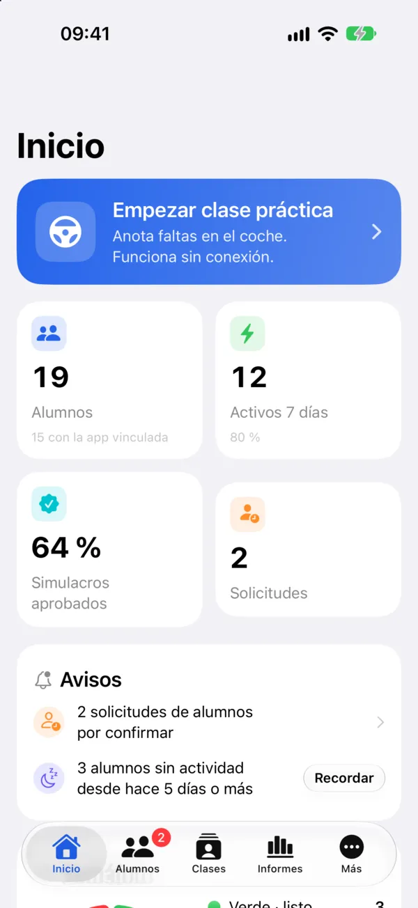 App Aula no iPhone: tela inicial com alunos, alunos ativos e simulados aprovados